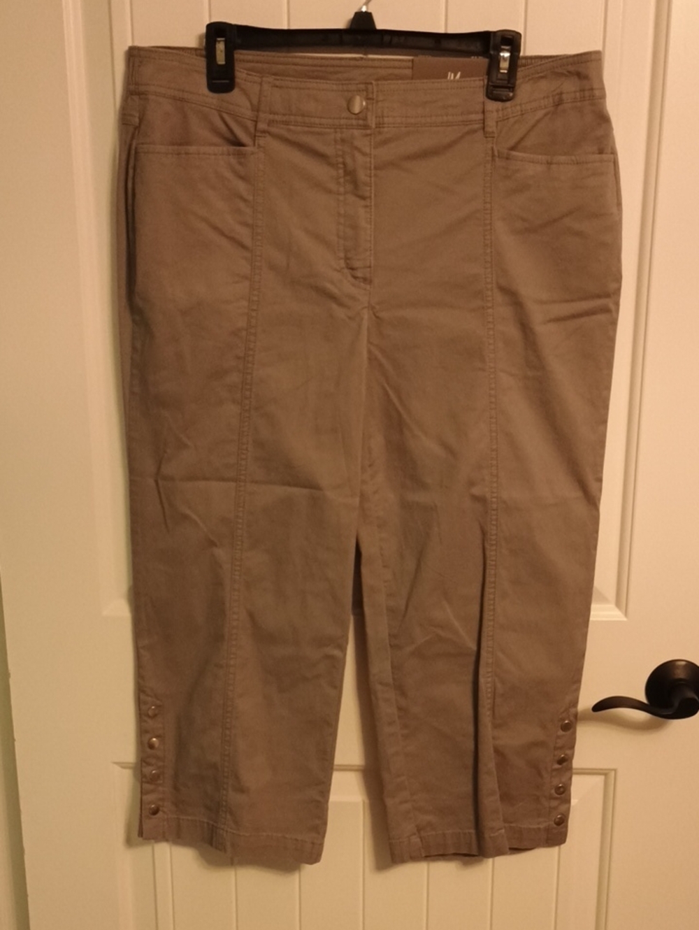 NWT JM Collection Women's Size 14 Gray Capri Pants with Side Button Detail